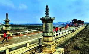 Luoyang Bridge Tourists
