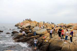 Xiaomeisha Beach Tourists