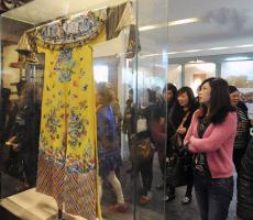 Suzhou Silk Museum mperial Robe Display