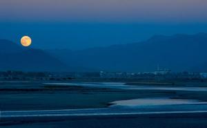 Lhasa River Moon