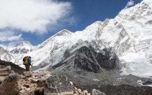 Snow on Mount Everest 