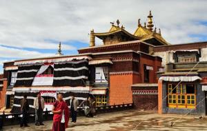 People in Tashilhunpo Monastery