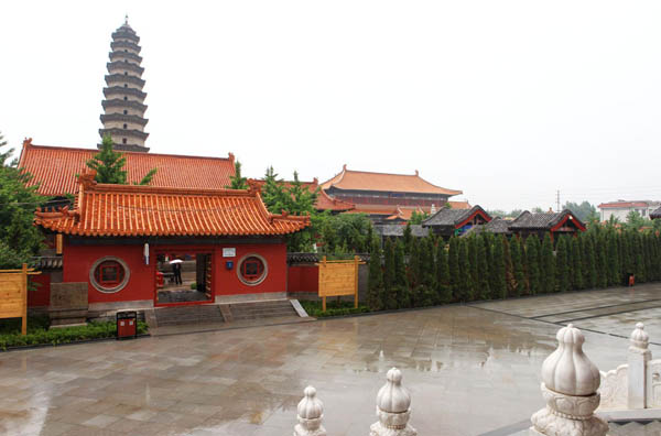 Xiangguo Temple Yard