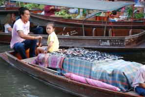 Damnoensaduak Floating Market