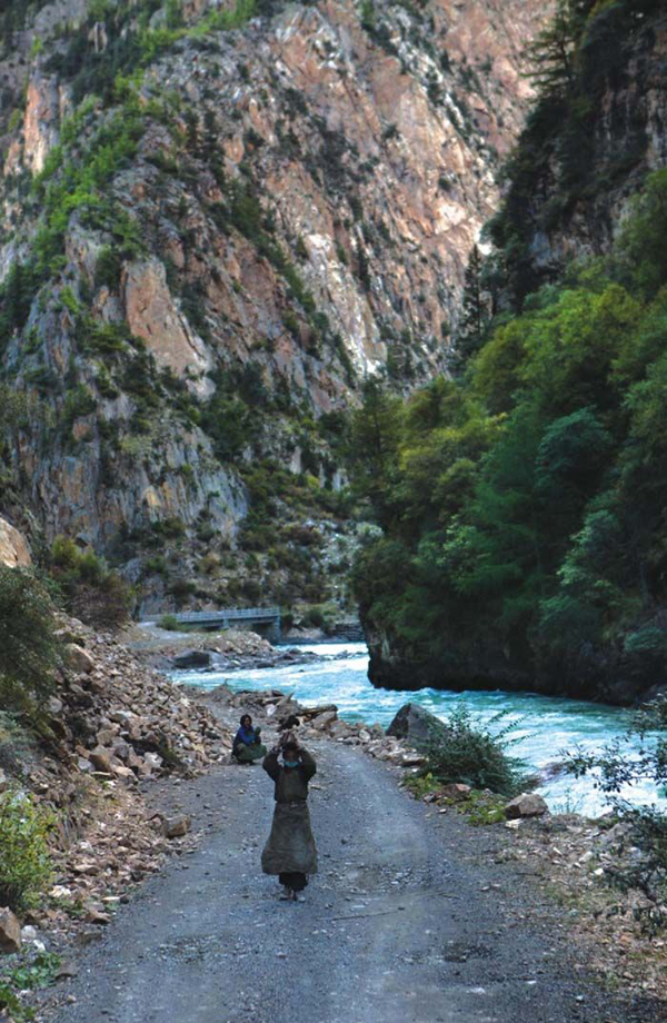 Nyainqentanglha Mountain River