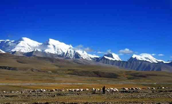 Snowy Nyainqentanglha Mountain